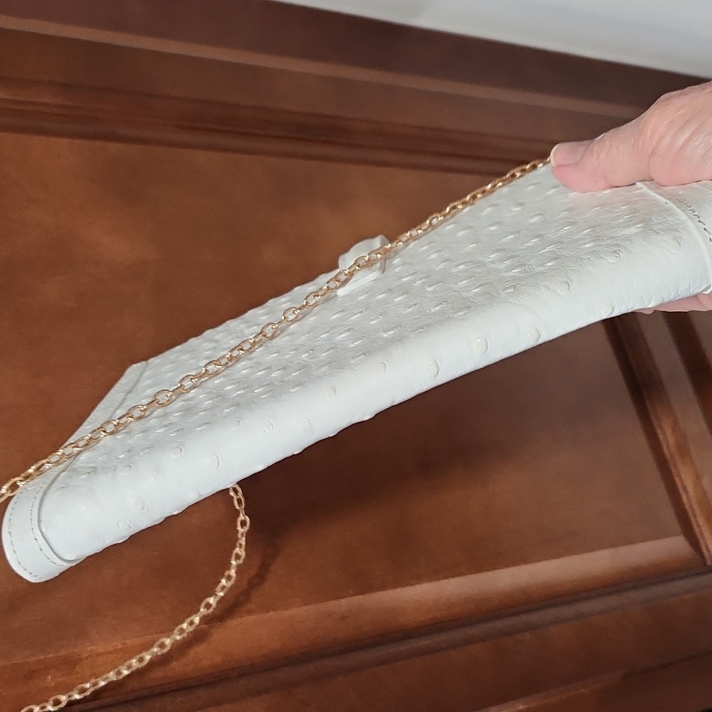 Vera Pelle White Textured Clutch with Gold Chain - Picture 5 of 8